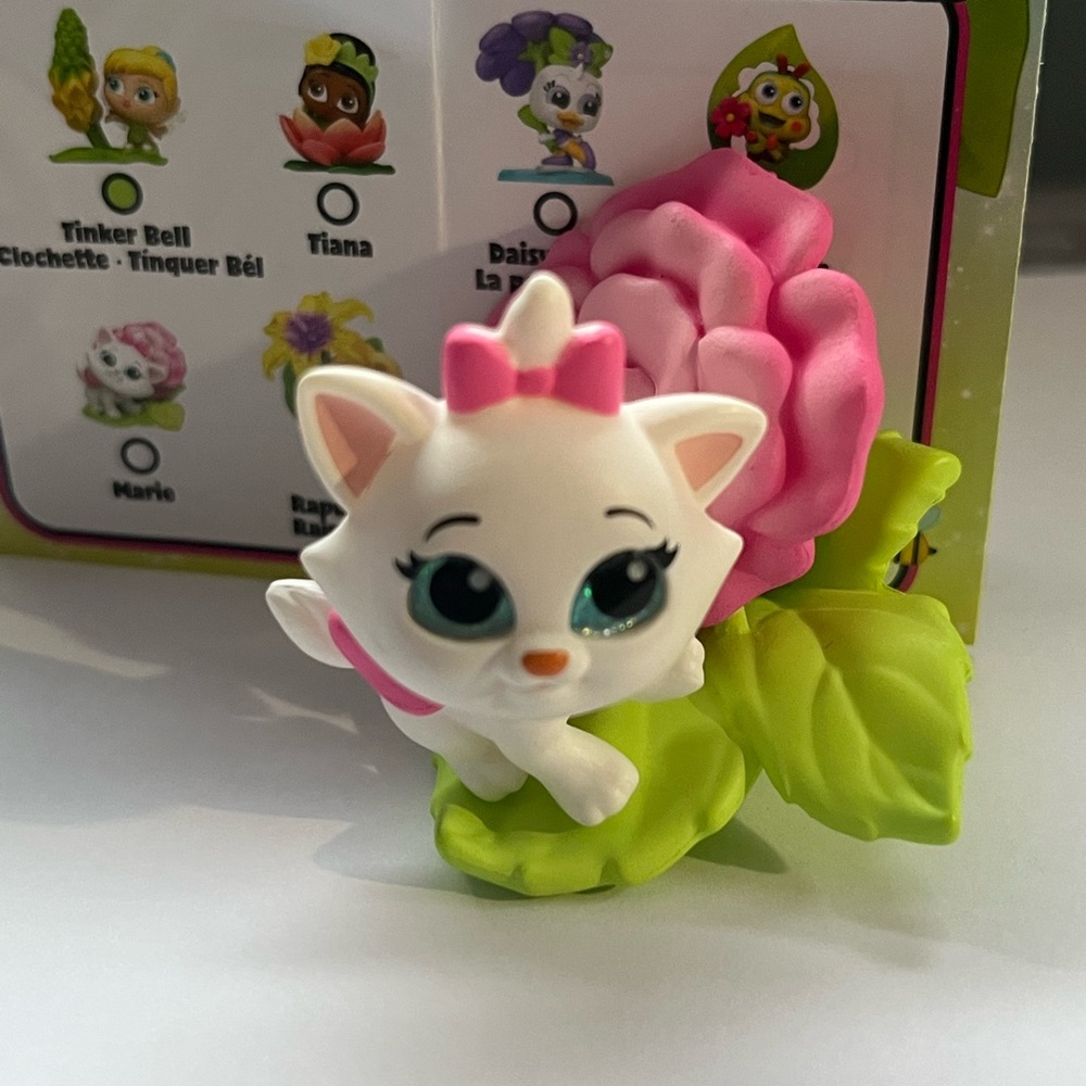 Disney Marie Action Figure with Pink and Green Accents! Doorable Collection - Picture 1 of 2